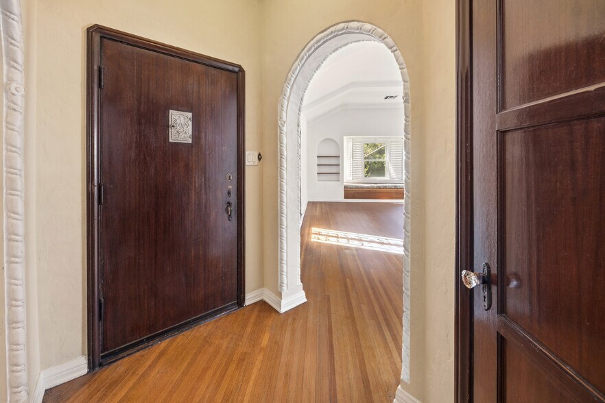 Building Photo - 166 N Arnaz Dr