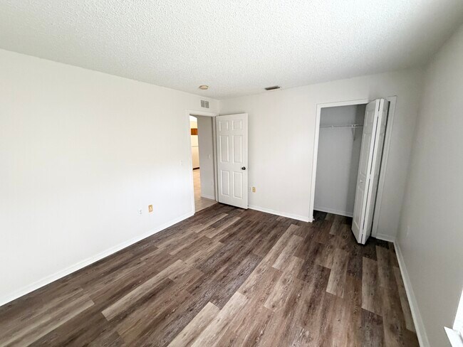 Building Photo - 10 Pinelynn Dr