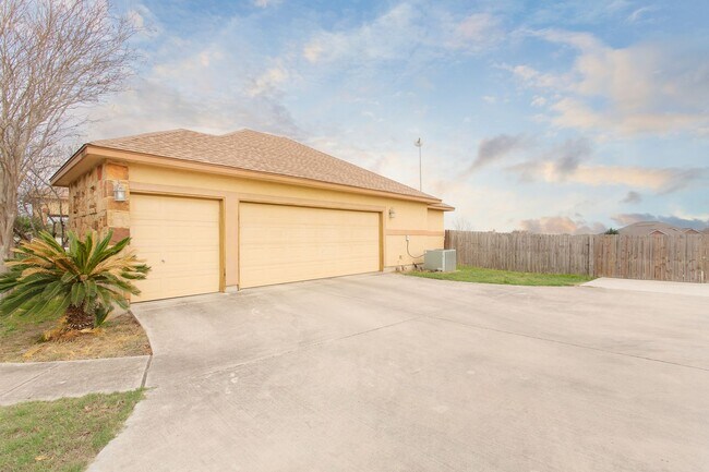 Building Photo - Beautiful 4 Bedroom Rental Home in Lytle, ...