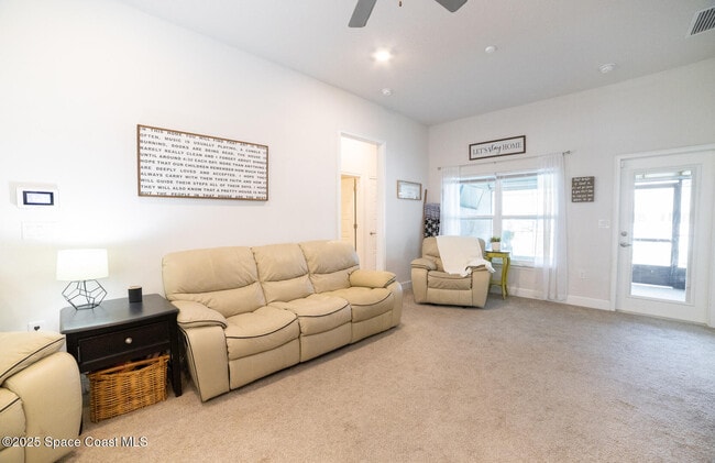 Building Photo - 814 Moment St