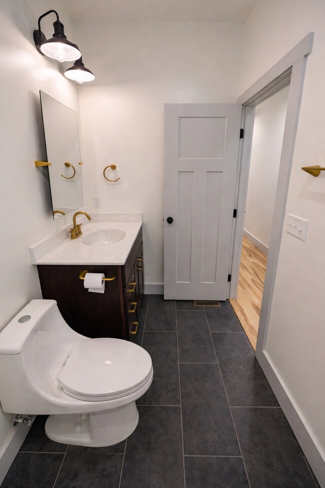 Building Photo - Fairview Rental! - Two Occupants Max