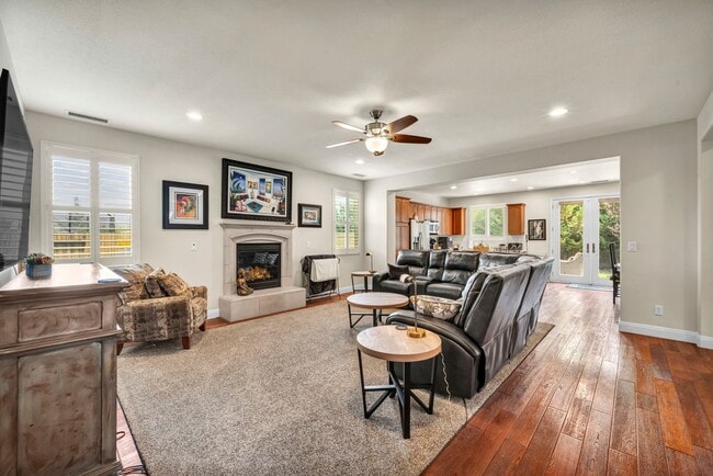 Building Photo - FULLY FURNISHED home with all utilities included and flexible lease options available.