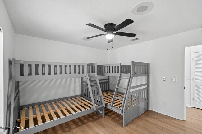 Building Photo - 224 E Lakeshore Dr