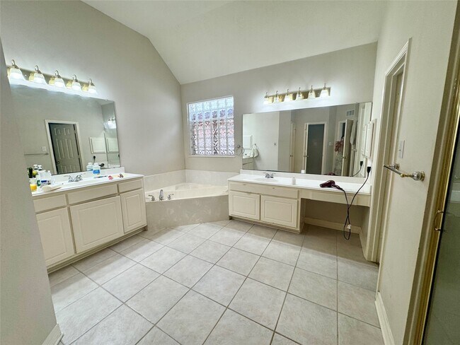 Building Photo - 11711 Canyon Bend Dr