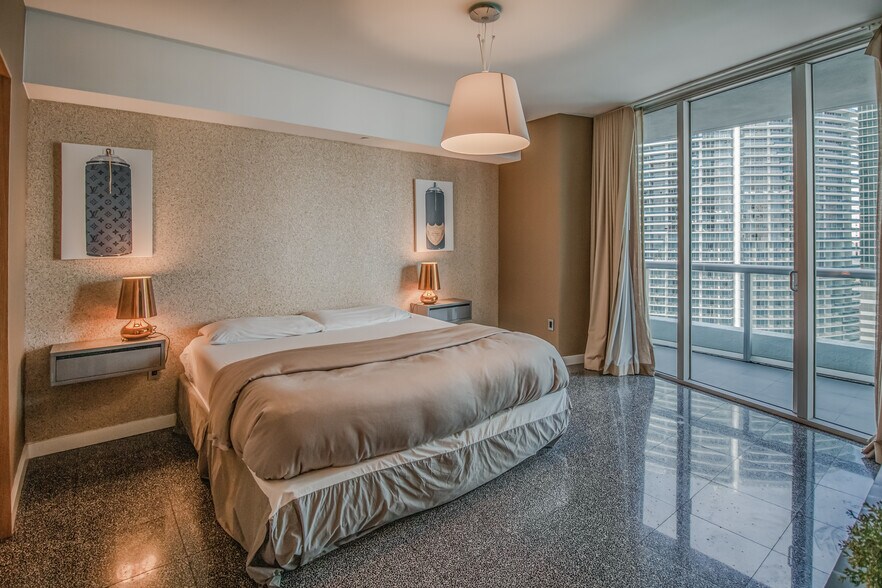 Building Photo - 475 Brickell Ave