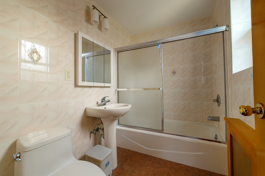 Building Photo - 6263 Ellwell Cres
