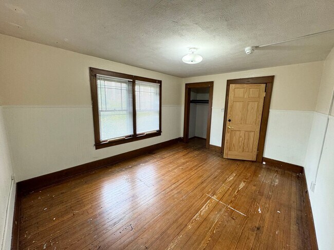 Building Photo - 4 Bedroom/ 2 Bathroom House - Downtown - A...