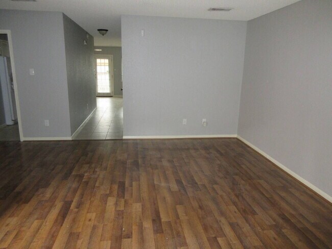 Building Photo - This charming 3-bedroom, 2.5-bath townhome in Memorial Club!