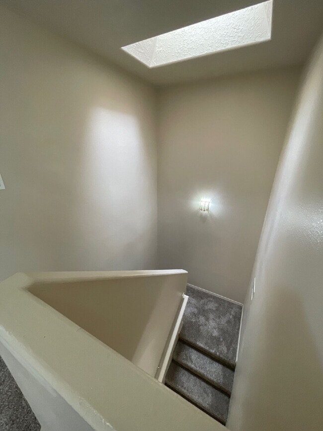 Building Photo - Two story 3 bedroom! Move in ready! Move i...