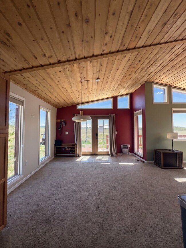 Building Photo - Foxtail Pines! 5 acres! Open floor plan!