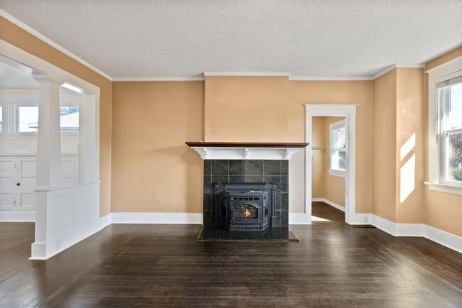 Building Photo - Spacious 3-Bed Tacoma Home w/ Office, A/C,...