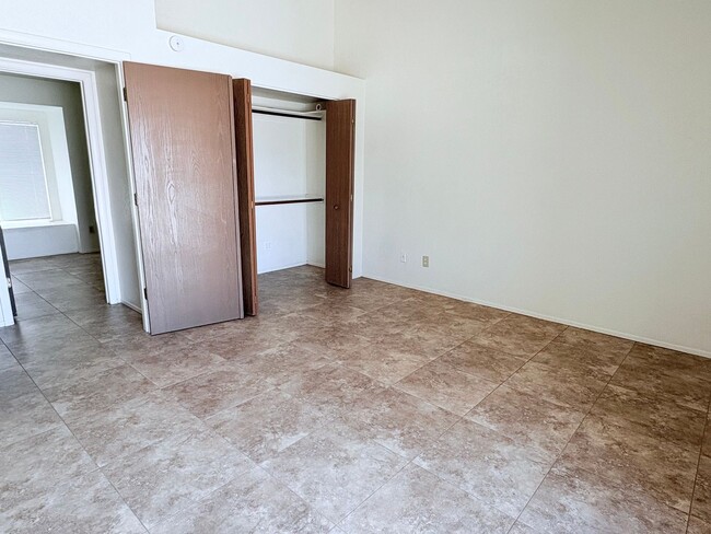 Building Photo - 3 bed/2 bath w/ large backyard