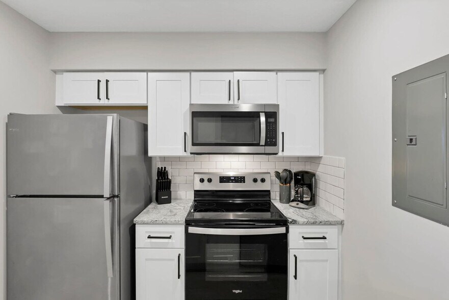 Building Photo - 494 Forest St
