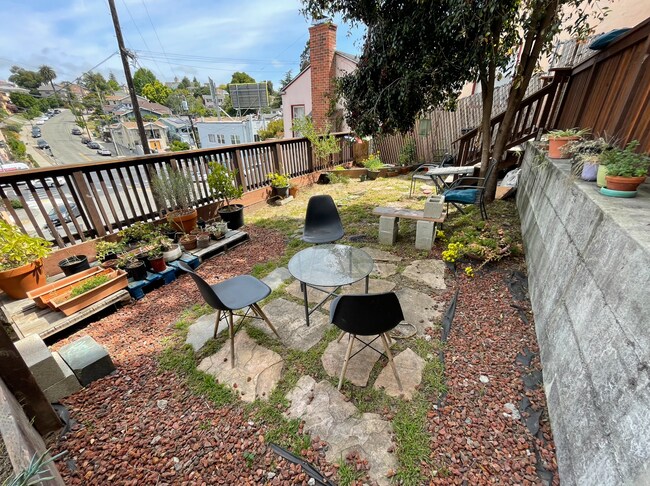 Building Photo - 2515 Ivy Dr