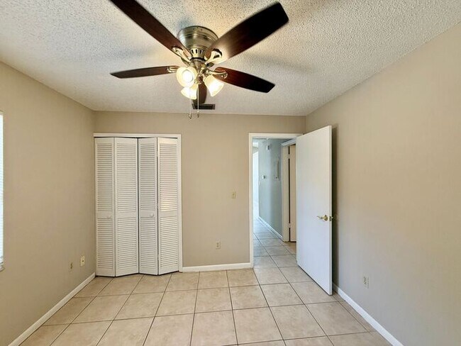 Building Photo - CUTE AFFORDABLE 2/2 DUPLEX off Michigan!
