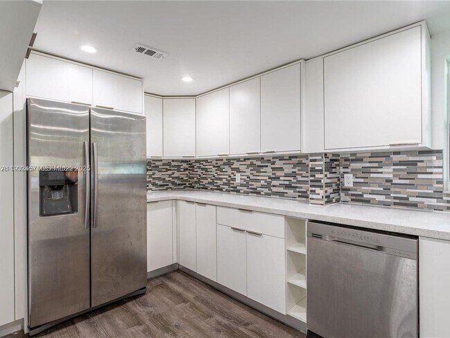 Building Photo - 2520 SW 22nd Terrace