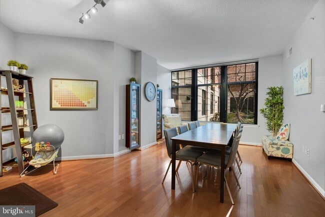 Building Photo - 1021 N Garfield St