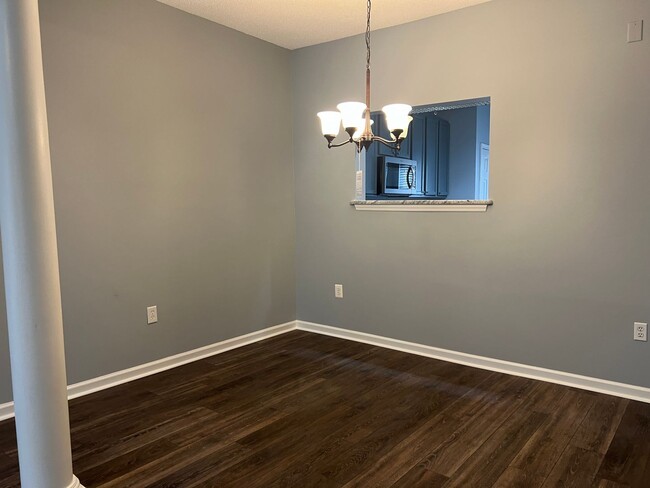 Building Photo - Renovated 3 Bed | 2.5 Bath Townhouse in No...