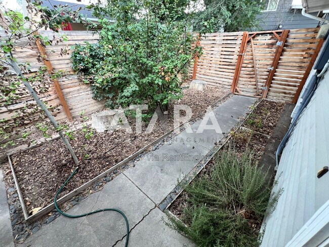 Building Photo - 3213 Rushton Ln