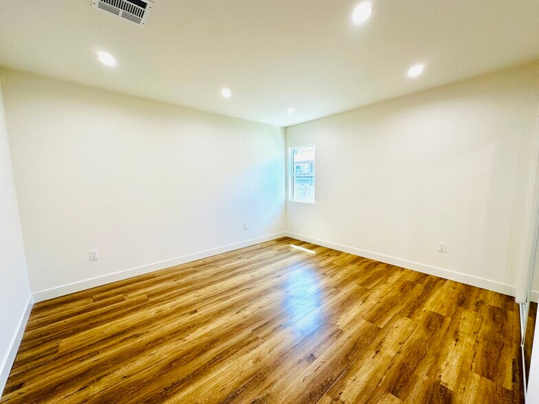Building Photo - 11104 Oxnard St