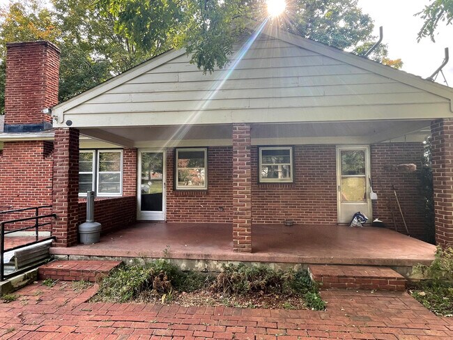 Building Photo - 1240 Burnbridge Rd