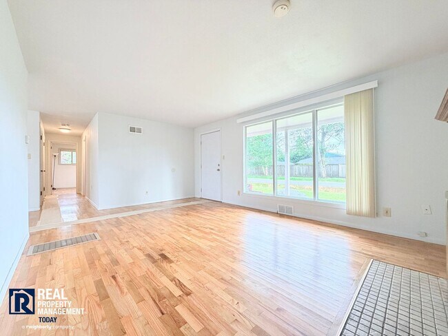 Building Photo - Charming Tacoma Home with Huge Fenced Yard, Garage & Hardwood Floors
