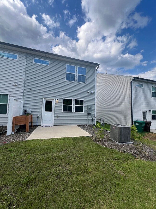 Building Photo - Stunning end-unit newly built 3 bedroom 2....