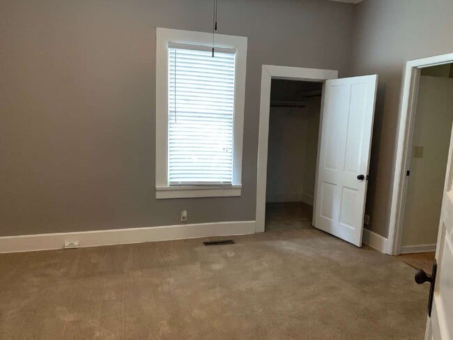 Building Photo - Stunning Renovated 4-Bedroom Home in Lakebottom with Screened Porch & Prime Location Near Fort Mo...