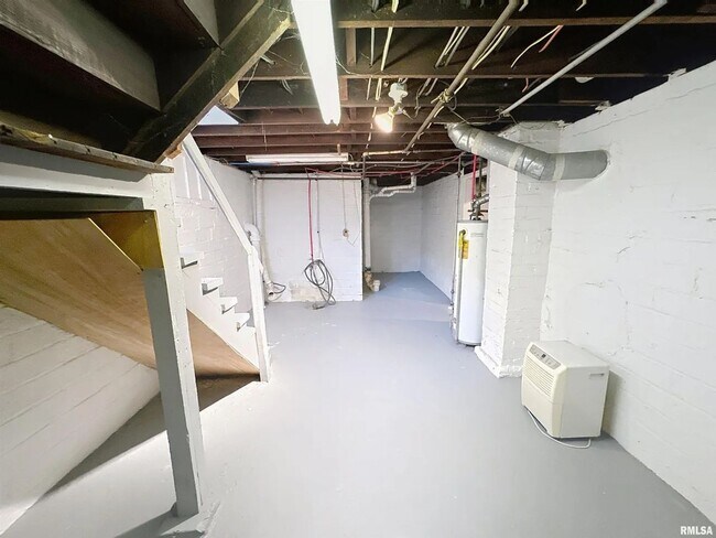 Building Photo - 3 Bedroom Rental in Moline