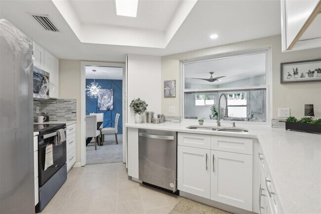 Building Photo - 7698 Cardiff Ct N