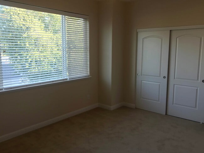 Building Photo - Cute Town-home in Truckee River Town-homes Subdivision