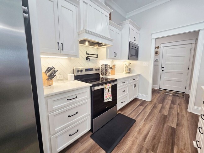Building Photo - Spacious 4BR/3BA Home with Open Floor Plan, Screened Porch & Fenced Backyard