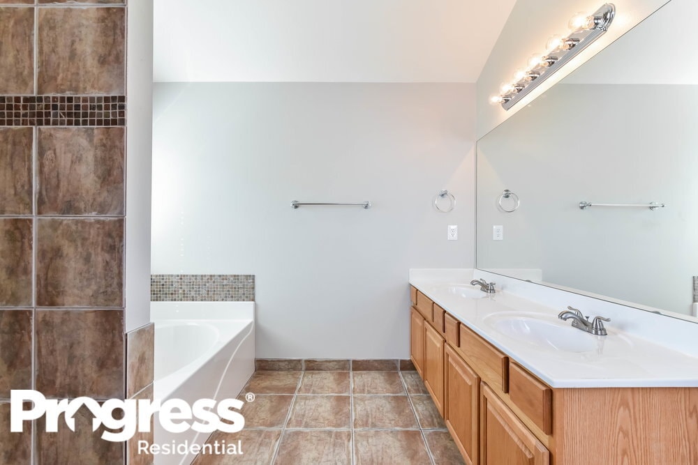 Building Photo - 6522 Silk Tree Pointe