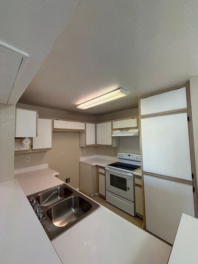 Building Photo - Front Gated 1 Bedroom Condo with AC, Dishw...