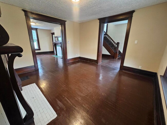 Building Photo - 831 Linwood Ave