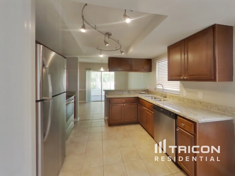 Building Photo - 1028 Hardwood Dr