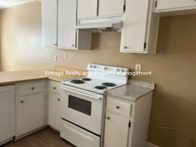 Building Photo - Available Now! Recently Updated 3 Bedroom ...