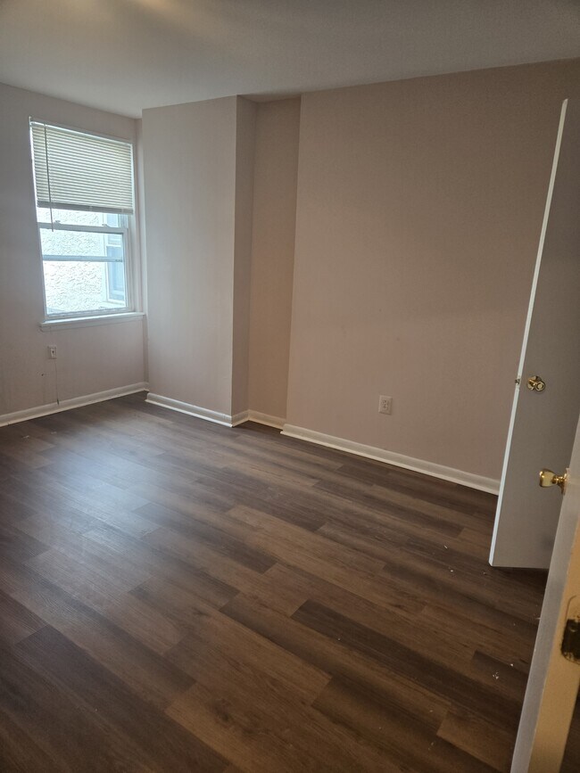 Building Photo - 881 N 41st St