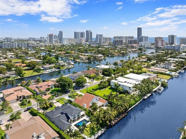 Building Photo - 413 Holiday Dr