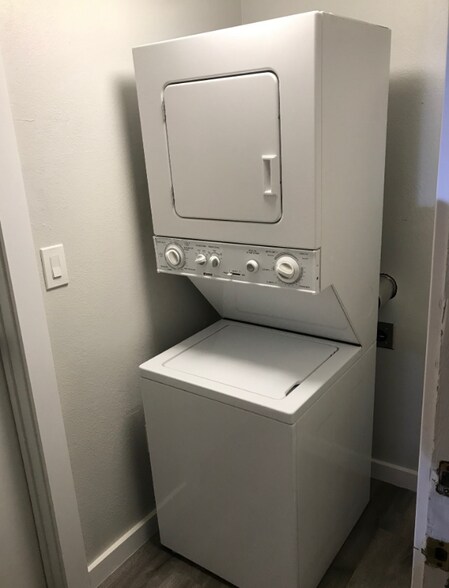 Building Photo - 1002 Naval Ave