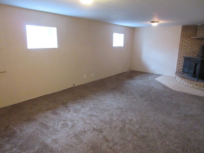 Building Photo - 4 bedroom 3 bathroom w/basement