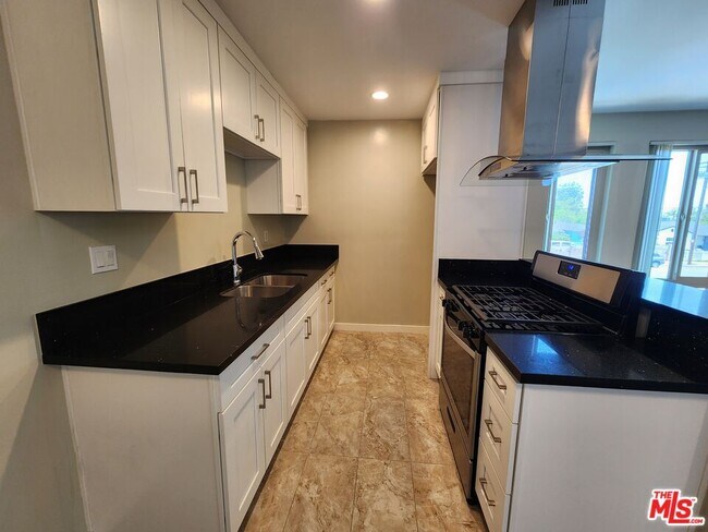 Building Photo - 7925 Vineland Ave