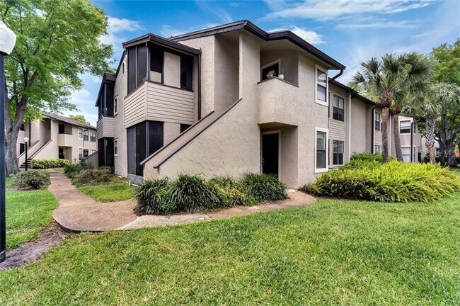 Building Photo - Beautiful Remodeled First Floor 2/2 Condo ...