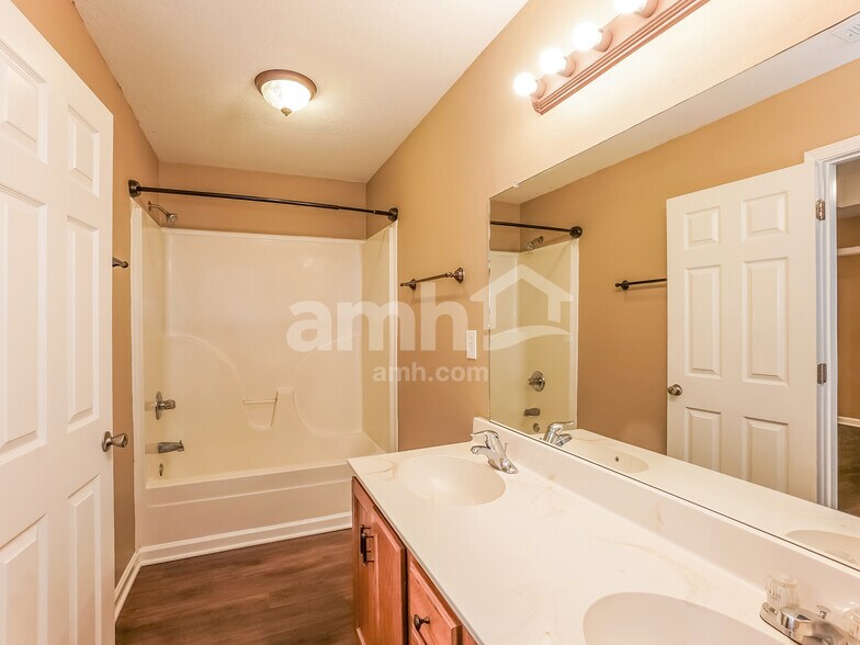 Building Photo - 1006 Hendricks Ct