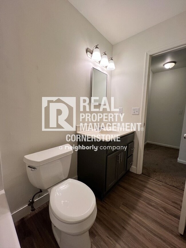 Building Photo - Move In Ready Townhome