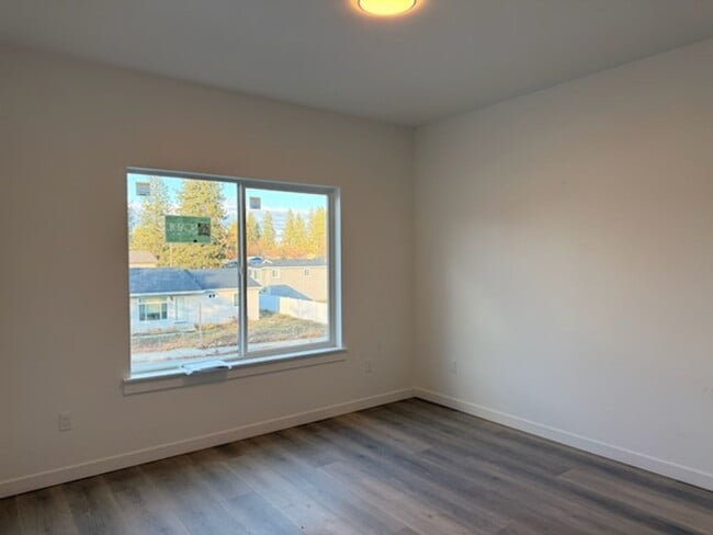 Building Photo - Duplex in Post Falls!