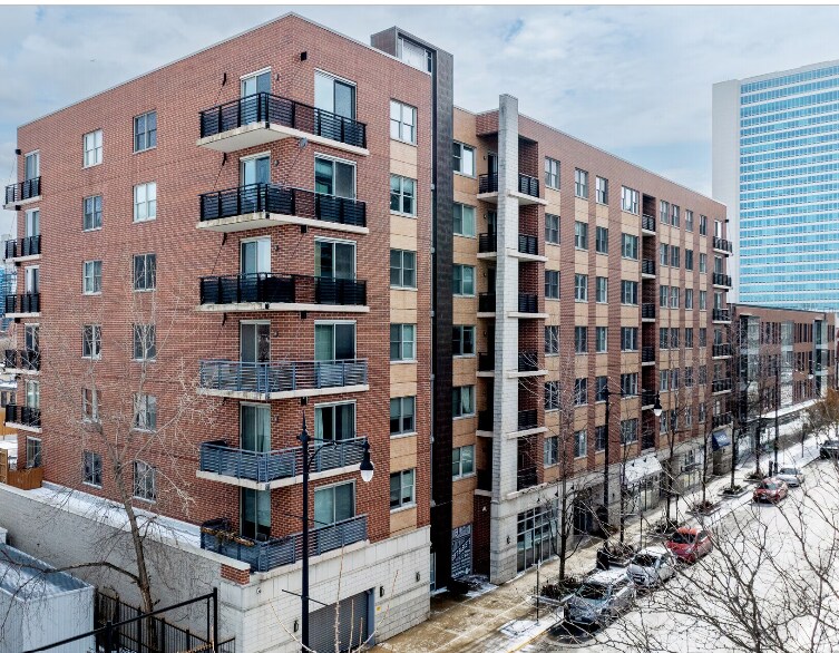 Building Photo - 873 N Larrabee St