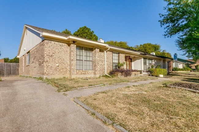 Building Photo - 3009 Hilltop Dr