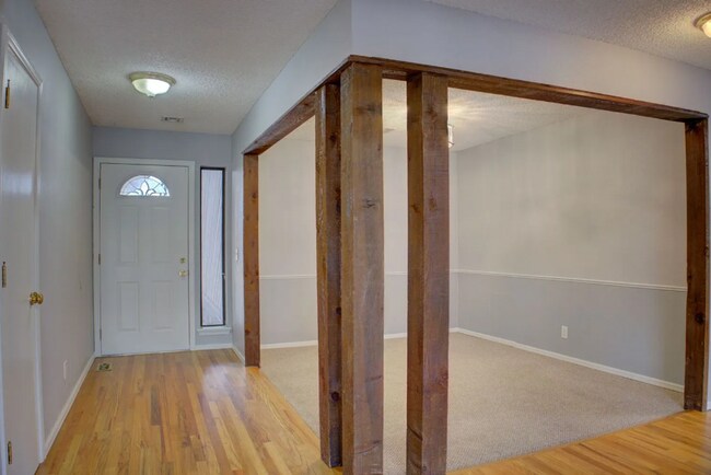 Building Photo - 3-Bed, 2-Bath in BA!