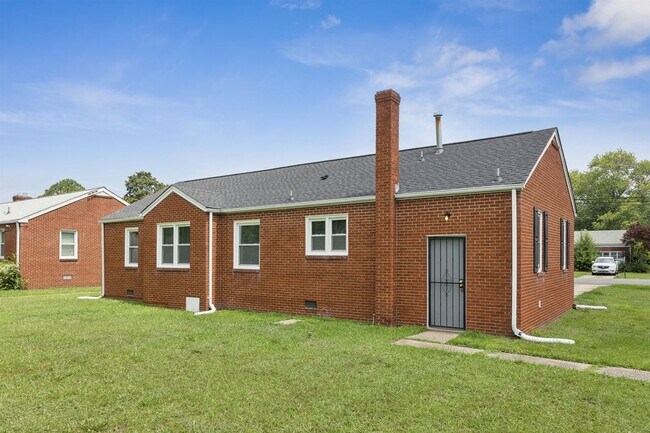 Building Photo - 3BR/1BA Renovated Brick Rancher | 1-Car Garage | Hampton – Coliseum Central